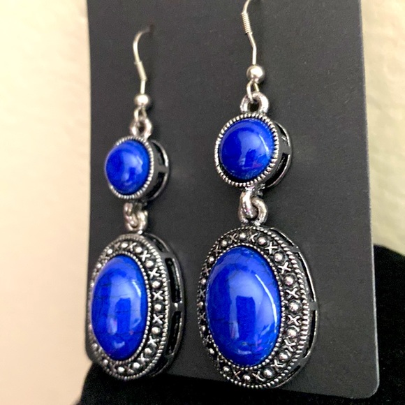 NWOT “Blue 💙 Faux Stones Silvertone Dangle Earrings” - Picture 3 of 8